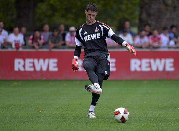 06.08.2026, xophax, Fussball 1.Bundesliga, 1.FC Koeln Training am Geissbockheim des 1.FC Köln. Platz 1.Fans. Martin James ( 1.FC Köln ) Köln