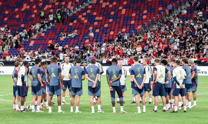 HKG, Vincent Kompany startet das Training, Training FC Bayern Muenchen in Kowloon, Hong Kong am 06. 08.2026, Saison 2026-27, Training FC Bayern Muenchen in Kowloon, Hong Kong am 06. 08.2026, Saison 2026-27 Hong Kong Copyright: xEibner-Pressefotox EP_JNL