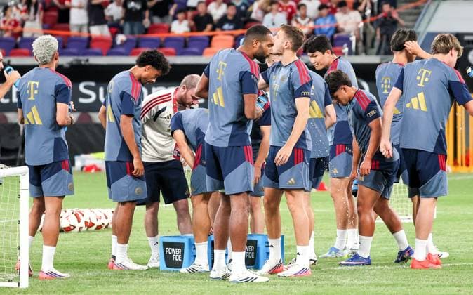 HKG, Trinkpause for Jonathan Tah (Bayern Muenchen 4), und seine Mitspieler, Training FC Bayern Muenchen in Kowloon, Hong Kong am 06. 08.2026, Saison 2026-27, Training FC Bayern Muenchen in Kowloon, Hong Kong am 06. 08.2026, Saison 2026-27 Hong Kong Copyright: xEibner-Pressefotox EP_JNL