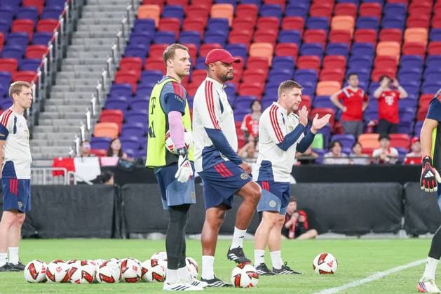 HKG, Bayern-Trainer Vincent Kompany und Manuel Neuer, Training FC Bayern Muenchen in Kowloon, Hong Kong am 06. 08.2026, Saison 2026-27, Training FC Bayern Muenchen in Kowloon, Hong Kong am 06. 08.2026, Saison 2026-27 Hong Kong Copyright: xEibner-Pressefotox EP_JNL