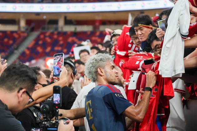 HKG, Autogrammwuensche erfuellt Luis Diaz (Bayern Muenchen 14) gerne, Training FC Bayern Muenchen in Kowloon, Hong Kong am 06. 08.2026, Saison 2026-27, Training FC Bayern Muenchen in Kowloon, Hong Kong am 06. 08.2026, Saison 2026-27 Hong Kong Copyright: xEibner-Pressefotox EP_JNL