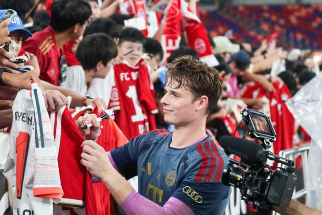 HKG, Autogrammwuensche erfuellt Jonas Urbig(Bayern Muenchen 27) gerne, Selfies auch Training FC Bayern Muenchen in Kowloon, Hong Kong am 06. 08.2026, Saison 2026-27, Training FC Bayern Muenchen in Kowloon, Hong Kong am 06. 08.2026, Saison 2026-27 Hong Kong Copyright: xEibner-Pressefotox EP_JNL