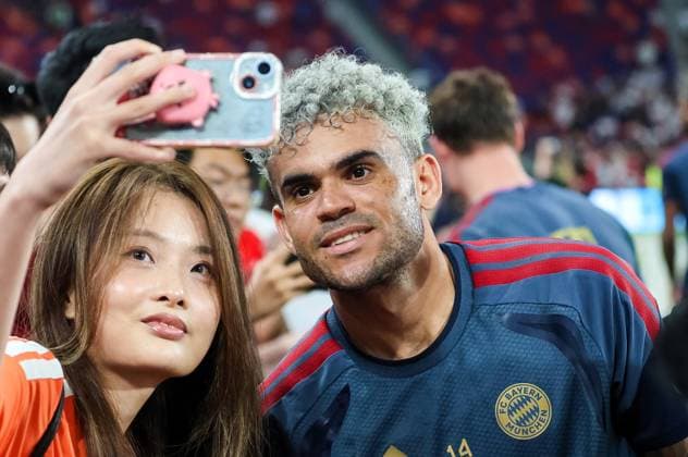 HKG, Autogrammwuensche erfuellt Luis Diaz (Bayern Muenchen 14) gerne, auch Selfies, Training FC Bayern Muenchen in Kowloon, Hong Kong am 06. 08.2026, Saison 2026-27, Training FC Bayern Muenchen in Kowloon, Hong Kong am 06. 08.2026, Saison 2026-27 Hong Kong Copyright: xEibner-Pressefotox EP_JNL
