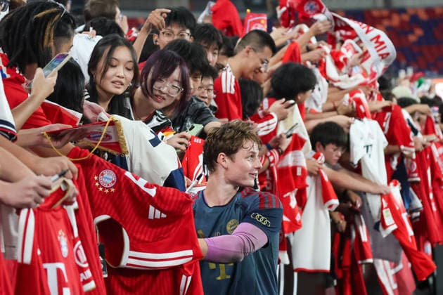 HKG, Autogrammwuensche erfuellt Jonas Urbig(Bayern Muenchen 27) gerne, Selfies auch Training FC Bayern Muenchen in Kowloon, Hong Kong am 06. 08.2026, Saison 2026-27, Training FC Bayern Muenchen in Kowloon, Hong Kong am 06. 08.2026, Saison 2026-27 Hong Kong Copyright: xEibner-Pressefotox EP_JNL