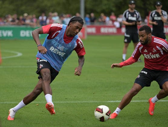 06.08.2026, xophax, Fussball 1.Bundesliga, 1.FC Koeln Training am Geissbockheim des 1.FC Köln. Platz 1.Fans. Reigan Heskey , links und Linton Maina , rechts ( beide 1.FC Köln ) Köln