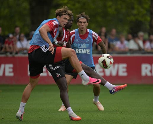 06.08.2026, xophax, Fussball 1.Bundesliga, 1.FC Koeln Training am Geissbockheim des 1.FC Köln. Platz 1.Fans. Joel Schmid , links und Ragnar Ache , rechts ( beide 1.FC Köln ) - Hinten Julien Pauli ( 1.FC Köln ) Köln