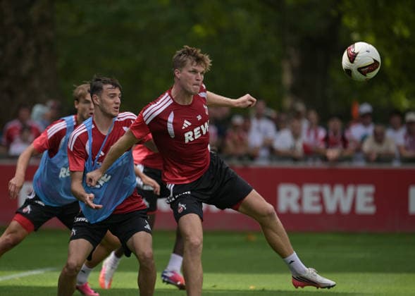 06.08.2026, xophax, Fussball 1.Bundesliga, 1.FC Koeln Training am Geissbockheim des 1.FC Köln. Platz 1.Fans. v.l.n.rechts : Paul Okon - Engstler , Marius Bülter ( alle 1.FC Köln ) Köln