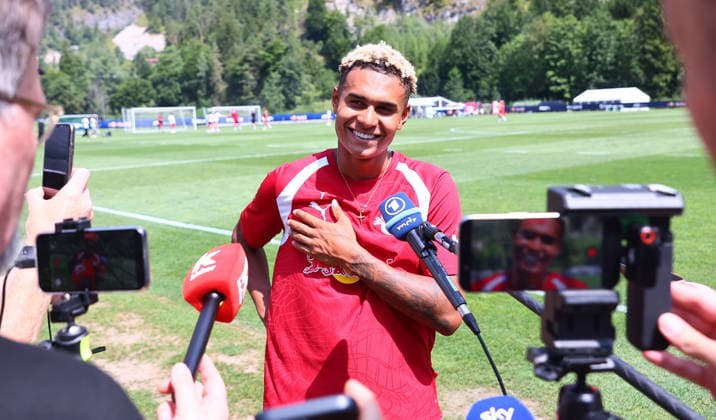 RB Leipzig - AUT Trainingslager Bundesliga Saalfelden, 06.08.2026, Gut Brandlhof, Fussball, Bundesliga, GER , RB Leipzig - Trainingslager in Saalfelden am Steinernen Meer AUT. , Im Bild: Antonio Nusa (7, RB Leipzig) im Mediengespräch. ,
