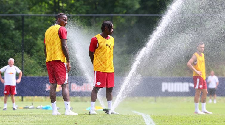 RB Leipzig - AUT Trainingslager Bundesliga Saalfelden, 06.08.2026, Gut Brandlhof, Fussball, Bundesliga, GER , RB Leipzig - Trainingslager in Saalfelden am Steinernen Meer AUT. , Im Bild: Ezechiel Banzuzi und Johan Bakayoko nehme eine Dusche ,