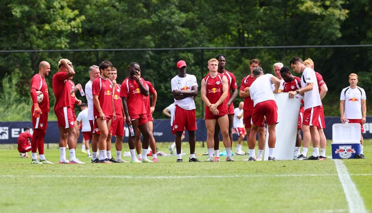 RB Leipzig - AUT Trainingslager Bundesliga Saalfelden, 06.08.2026, Gut Brandlhof, Fussball, Bundesliga, GER , RB Leipzig - Trainingslager in Saalfelden am Steinernen Meer AUT. , Im Bild: Trainer Martin Demichelis mit Taktiktafel vor der Mannschaft ,