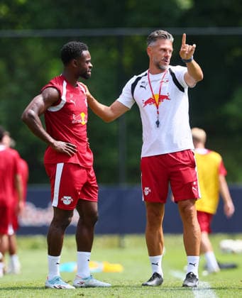 RB Leipzig - AUT Trainingslager Bundesliga Saalfelden, 06.08.2026, Gut Brandlhof, Fussball, Bundesliga, GER , RB Leipzig - Trainingslager in Saalfelden am Steinernen Meer AUT. , Im Bild v.l.: Ridle Baku und Trainer Martin Demichelis, RB Leipzig ,