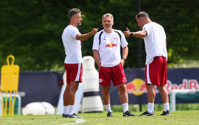 RB Leipzig - AUT Trainingslager Bundesliga Saalfelden, 06.08.2026, Gut Brandlhof, Fussball, Bundesliga, GER , RB Leipzig - Trainingslager in Saalfelden am Steinernen Meer AUT. , Trainerteam. Im Bild v.l.: Trainer Martin Demichelis, RB Leipzig, Co-Trainer Jan Zimmermann und Co-Trainer Cristian Fiel ,