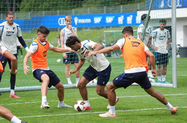 06.08.2026, Stadion Seefeld, Seefeld, Trainingslager TSG Hoffenheim in Seefeld 2026 , Albian Hajdari (Hoffenheim), Ozan Kabak (Hoffenheim), Adam Daghim (Hoffenheim) (Photo by Hasan Bratic DeFodi Images) -