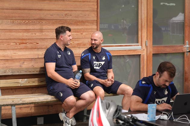 06.08.2026, Stadion Seefeld, Seefeld, Trainingslager TSG Hoffenheim in Seefeld 2026 , Geschäftsführer Andreas Schicker (Hoffenheim) im Gespräch mit Trainer Christian Ilzer (Hoffenheim). (Photo by Hasan Bratic DeFodi Images) -