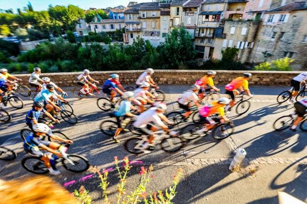 ÉTAPE DU TOUR DE FRANCE FEMMES AVEC ZWIFT PHOTOPQR LE DAUPHINE Eliot BERNARD ; Vaison-la-Romaine ; 06 08 2026 ; Vaison-la-Romaine, le 6 août 2026. Départ de l étape du Tour de France Femmes avec Zwift. Photo Eliot Bernard. Ce jeudi, 6e étape du Tour de France Femmes 2026 entre Montbrison (Loire) et Tournon-sur-Rhône (Ardèche - 6th day of du Tour de France Femmes 2026 between Montbrison (Loire) and Tournon-sur-Rhône (Ardèche) Vaison-la-Romaine Vaucluse Provence-Alpes-Côte d Azur France  Copyright: xPHOTOPQR LExDAUPHINE MAXPPPxEliotxBERNARDx 20260806JDL2064 20260806JDL2064