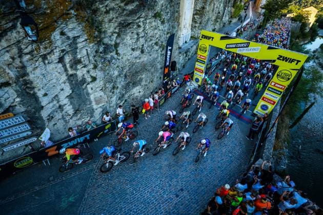 ÉTAPE DU TOUR DE FRANCE FEMMES AVEC ZWIFT PHOTOPQR LE DAUPHINE Eliot BERNARD ; Vaison-la-Romaine ; 06 08 2026 ; Vaison-la-Romaine, le 6 août 2026. Départ de l étape du Tour de France Femmes avec Zwift. Photo Eliot Bernard. Ce jeudi, 6e étape du Tour de France Femmes 2026 entre Montbrison (Loire) et Tournon-sur-Rhône (Ardèche - 6th day of du Tour de France Femmes 2026 between Montbrison (Loire) and Tournon-sur-Rhône (Ardèche) Vaison-la-Romaine Vaucluse Provence-Alpes-Côte d Azur France  Copyright: xPHOTOPQR LExDAUPHINE MAXPPPxEliotxBERNARDx 20260806JDL2074 20260806JDL2074