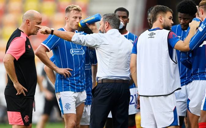 Rangers Manager Derek McInnes speaks with his players. Jagiellonia Bialystok v Rangers, UEFA Europa League, 3rd Qualifying Round, Football, Chorten Arena, Biaystok, Poland - 06 Aug 2026Bialystok Chorten Arena Scotland Portugal  Copyright: xAdamxNurkiewicz Shutterstockx 17050170aq