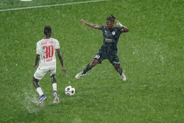 Fussball: Österreich: UEFA Conference League Qualifikation 2026 2027 - 3. Runde, 06.08.2026 - FC Red Bull Salzburg (Österreich) vs. Pafos FC (Zypern) - Red Bull Arena (Wals-Siezenheim, Österreich); Gaoussou Diakite (FC Salzburg), Alexandre Brito (Pafos FC) Copyright: xLUKAxKOLANOVICx