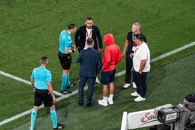 Fussball: Österreich: UEFA Conference League Qualifikation 2026 2027 - 3. Runde, 06.08.2026 - FC Red Bull Salzburg (Österreich) vs. Pafos FC (Zypern) - Red Bull Arena (Wals-Siezenheim, Österreich); Schiedsrichter Damian Sylwestrzak unterbricht die Partie Copyright: xLUKAxKOLANOVICx