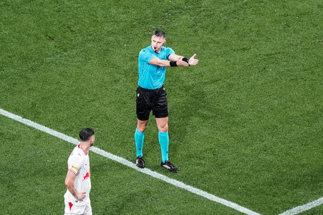 Fussball: Österreich: UEFA Conference League Qualifikation 2026 2027 - 3. Runde, 06.08.2026 - FC Red Bull Salzburg (Österreich) vs. Pafos FC (Zypern) - Red Bull Arena (Wals-Siezenheim, Österreich); Schiedsrichter Damian Sylwestrzak unterbricht die Partie Copyright: xLUKAxKOLANOVICx
