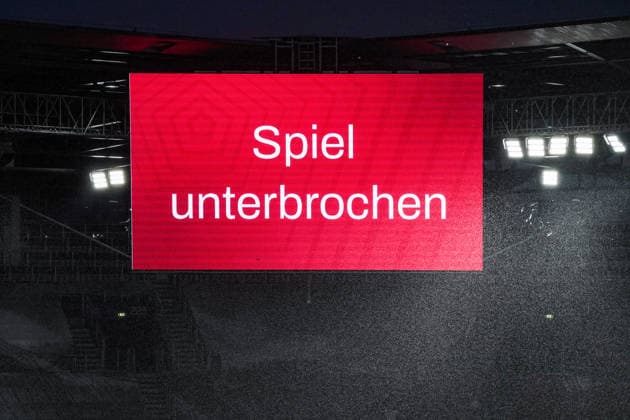 Sport Bilder des Tages Fussball: Österreich: UEFA Conference League Qualifikation 2026 2027 - 3. Runde, 06.08.2026 - FC Red Bull Salzburg (Österreich) vs. Pafos FC (Zypern) - Red Bull Arena (Wals-Siezenheim, Österreich); Spielunterbrechung, Spielanzeige zeigt Spiel unterbrochen an Copyright: xLUKAxKOLANOVICx