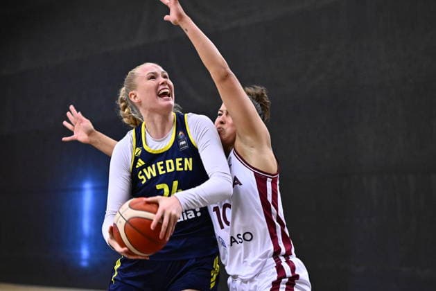 STOCKHOLM, SVERIGE 20260806 Sveriges Tilda Trygger och Lettlands Aleksa Gulbe under träningslandskampen inför basket-EM mellan Sverige och Lettland pa Fryshuset. STOCKHOLM SVERIGE x10040x