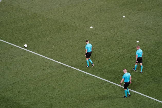 Fussball: Österreich: UEFA Conference League Qualifikation 2026 2027 - 3. Runde, 06.08.2026 - FC Red Bull Salzburg (Österreich) vs. Pafos FC (Zypern) - Red Bull Arena (Wals-Siezenheim, Österreich); Spielunterbrechung in der Red Bull Arena wegen Regen Gewitter; Schiedsrichter Damian Sylwestrzak und sein Team testen die Spielbedingungen Copyright: xLUKAxKOLANOVICx