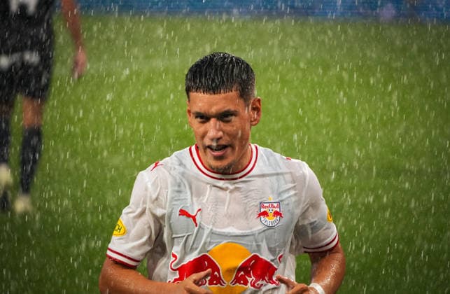 Fussball: Österreich: UEFA Conference League Qualifikation 2026 2027 - 3. Runde, 06.08.2026 - FC Red Bull Salzburg (RB, Österreich) vs. Pafos FC (Zypern) - Red Bull Arena (Wals-Siezenheim, Österreich); Damir Redzic (FC Red Bull Salzburg) Copyright: xLukasxBierederx