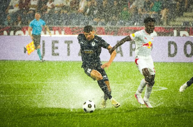Fussball: Österreich: UEFA Conference League Qualifikation 2026 2027 - 3. Runde, 06.08.2026 - FC Red Bull Salzburg (RB, Österreich) vs. Pafos FC (Zypern) - Red Bull Arena (Wals-Siezenheim, Österreich); Edmund Baidoo (FC Red Bull Salzburg) mit Nikolas Ioannou Copyright: xLukasxBierederx