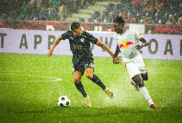 Fussball: Österreich: UEFA Conference League Qualifikation 2026 2027 - 3. Runde, 06.08.2026 - FC Red Bull Salzburg (RB, Österreich) vs. Pafos FC (Zypern) - Red Bull Arena (Wals-Siezenheim, Österreich); Edmund Baidoo (FC Red Bull Salzburg) mit Nikolas Ioannou Copyright: xLukasxBierederx