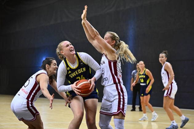 Sport Bilder des Tages STOCKHOLM, SVERIGE 20260806 Sveriges Tilda Trygger mellan Lettlands Ieva Pulvere och Digna Strautmane under träningslandskampen inför basket-EM mellan Sverige och Lettland pa Fryshuset. STOCKHOLM SVERIGE x10040x