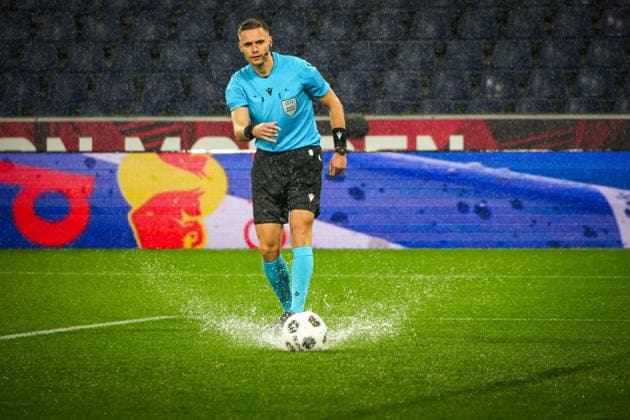 Fussball: Österreich: UEFA Europa League Qualifikation 2026 2027 - 3. Runde, 06.08.2026 - FC Red Bull Salzburg (RB, Österreich) vs. Pafos FC (Zypern) - Red Bull Arena (Wals-Siezenheim, Österreich); mögliche Spielabsage - Regen, Sturm, Gewitterwarnung - Damian Sylwestrzak mit dem letzten Platzcheck Copyright: xLukasxBierederx