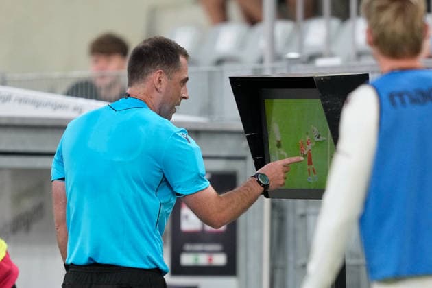 Sport Bilder des Tages Thun, Switzerland - August 06: Referee Giorgi Kruashvili (GEO) is checking a goal from Stigur Thordarson (77 Vikingur R.) decision no goal during the UEFA Europa League Qualification match between FC Thun and Vikingur Reykjavik at VISANA Stadion on August 06, 2026 in Thun, Switzerland. Copyright: xKjetilxWaberx xSPPx Sportspressphoto_SPR201541