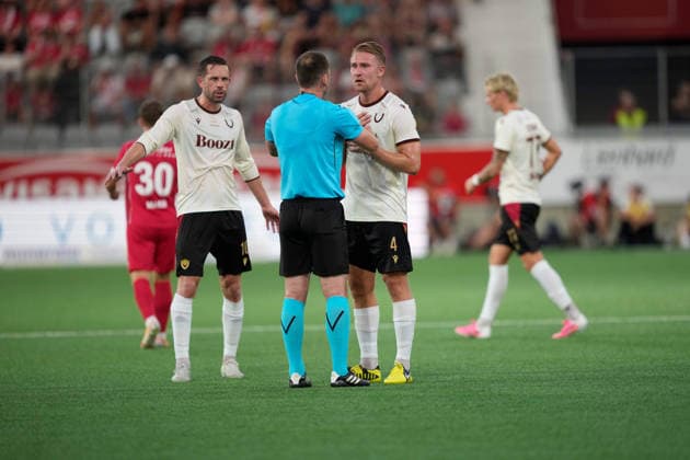 Thun, Switzerland - August 06: Oliver Ekroth (4 Vikingur R.) in discussion with Referee Giorgi Kruashvili (GEO) during the UEFA Europa League Qualification match between FC Thun and Vikingur Reykjavik at VISANA Stadion on August 06, 2026 in Thun, Switzerland. Copyright: xKjetilxWaberx xSPPx Sportspressphoto_SPR201542