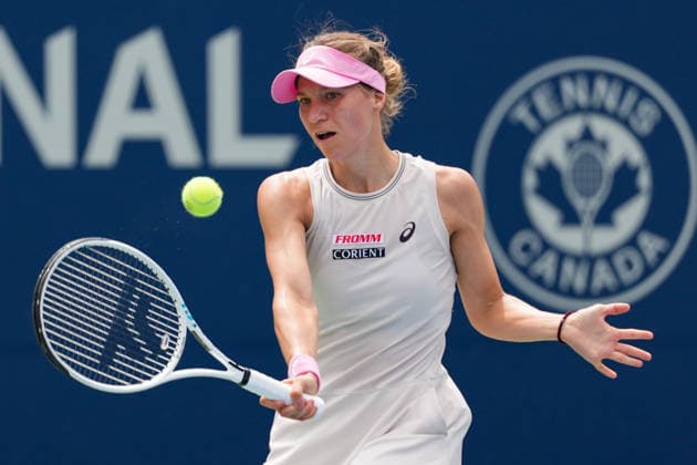 WTA, Tennis Damen Masters 1000 National Bank Open Toronto 2026 - Round of 32 - Day 6 Viktorija Golubic of Swiss plays a forehand during the Women™s Singles round of 32 match against Iga ÅöwiÄÖtek of Poland on day 5 of the WTA Masters 1000 National Bank Open at Sobeys Stadium on August 6, 2026, in Toronto, Canada. (Photo by Leonardo Ramirez Eyepix Group) Copyright: xLeonardoxRamirezx xEyepixxGroupx LR_06082026_08742