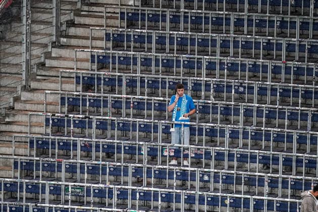 Sport Bilder des Tages Fussball: Österreich: UEFA Europa League Qualifikation 2026 2027 - 3. Runde, 06.08.2026 - FC Red Bull Salzburg (Österreich) vs. Pafos FC (Zypern) - Red Bull Arena (Wals-Siezenheim, Österreich); Pafos Fan am Telefonieren Copyright: xLUKAxKOLANOVICx