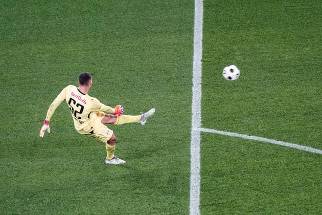 Fussball: Österreich: UEFA Europa League Qualifikation 2026 2027 - 3. Runde, 06.08.2026 - FC Red Bull Salzburg (Österreich) vs. Pafos FC (Zypern) - Red Bull Arena (Wals-Siezenheim, Österreich); Christian Zawieschitzky (FC Salzburg) wärmt sich auf nach der Spielunterbrechung Copyright: xLUKAxKOLANOVICx