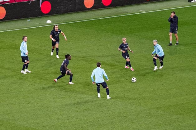 Fussball: Österreich: UEFA Europa League Qualifikation 2026 2027 - 3. Runde, 06.08.2026 - FC Red Bull Salzburg (Österreich) vs. Pafos FC (Zypern) - Red Bull Arena (Wals-Siezenheim, Österreich); Pafos Spieler wärmen sich auf nach der Spielunterbrechung Copyright: xLUKAxKOLANOVICx