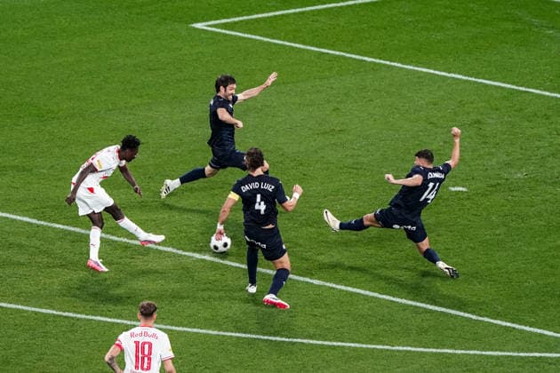 Fussball: Österreich: UEFA Europa League Qualifikation 2026 2027 - 3. Runde, 06.08.2026 - FC Red Bull Salzburg (Österreich) vs. Pafos FC (Zypern) - Red Bull Arena (Wals-Siezenheim, Österreich); Edmund Baidoo (FC Salzburg) schießt Copyright: xLUKAxKOLANOVICx