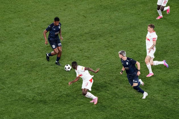 Fussball: Österreich: UEFA Europa League Qualifikation 2026 2027 - 3. Runde, 06.08.2026 - FC Red Bull Salzburg (Österreich) vs. Pafos FC (Zypern) - Red Bull Arena (Wals-Siezenheim, Österreich); Leonel da Silva Genesio (Pafos FC), Soumaila Diabate (FC Salzburg), Nikolas Ioannou (Pafos FC), Sota Kitano (FC Salzburg) Copyright: xLUKAxKOLANOVICx