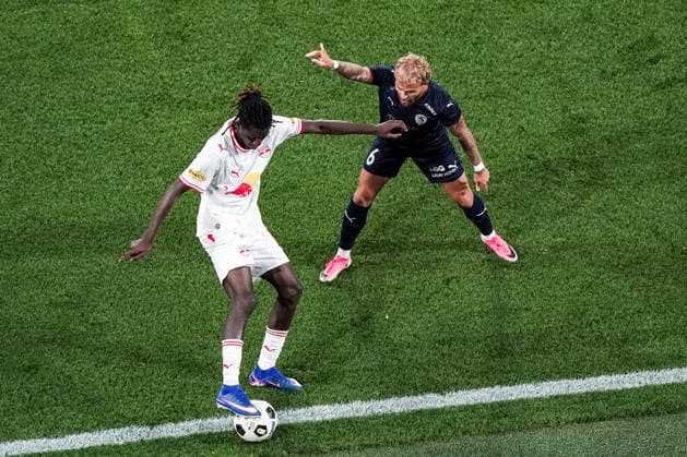 Fussball: Österreich: UEFA Europa League Qualifikation 2026 2027 - 3. Runde, 06.08.2026 - FC Red Bull Salzburg (Österreich) vs. Pafos FC (Zypern) - Red Bull Arena (Wals-Siezenheim, Österreich); Gaoussou Diakite (FC Salzburg), Goncalo Rodrigues (Pafos FC) Copyright: xLUKAxKOLANOVICx