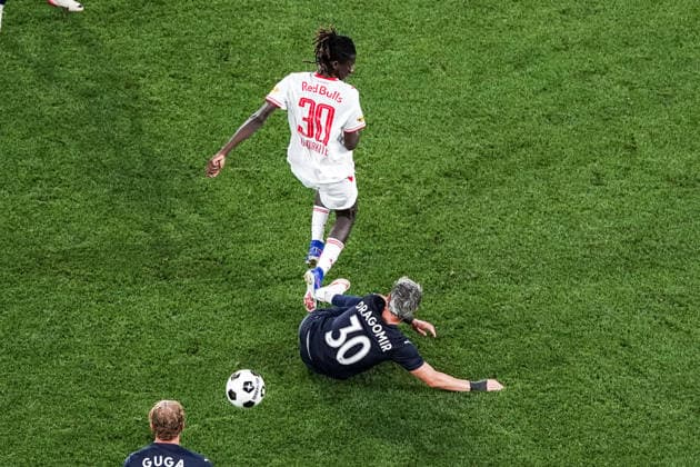Fussball: Österreich: UEFA Europa League Qualifikation 2026 2027 - 3. Runde, 06.08.2026 - FC Red Bull Salzburg (Österreich) vs. Pafos FC (Zypern) - Red Bull Arena (Wals-Siezenheim, Österreich); Gaoussou Diakite (FC Salzburg), Vlad Dragomir (Pafos FC) Copyright: xLUKAxKOLANOVICx