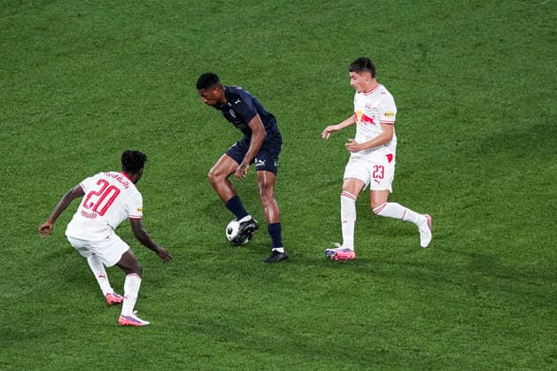 Fussball: Österreich: UEFA Europa League Qualifikation 2026 2027 - 3. Runde, 06.08.2026 - FC Red Bull Salzburg (Österreich) vs. Pafos FC (Zypern) - Red Bull Arena (Wals-Siezenheim, Österreich); Edmund Baidoo (FC Salzburg), Leonel da Silva Genesio (Pafos FC), Damir Redzic (FC Salzburg) Copyright: xLUKAxKOLANOVICx