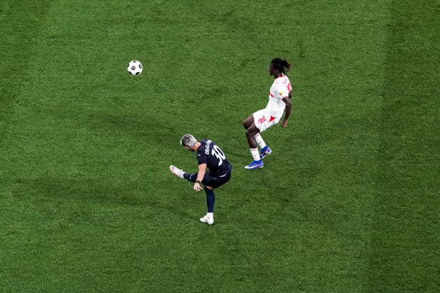 Fussball: Österreich: UEFA Europa League Qualifikation 2026 2027 - 3. Runde, 06.08.2026 - FC Red Bull Salzburg (Österreich) vs. Pafos FC (Zypern) - Red Bull Arena (Wals-Siezenheim, Österreich); Vlad Dragomir (Pafos FC), Gaoussou Diakite (FC Salzburg) Copyright: xLUKAxKOLANOVICx