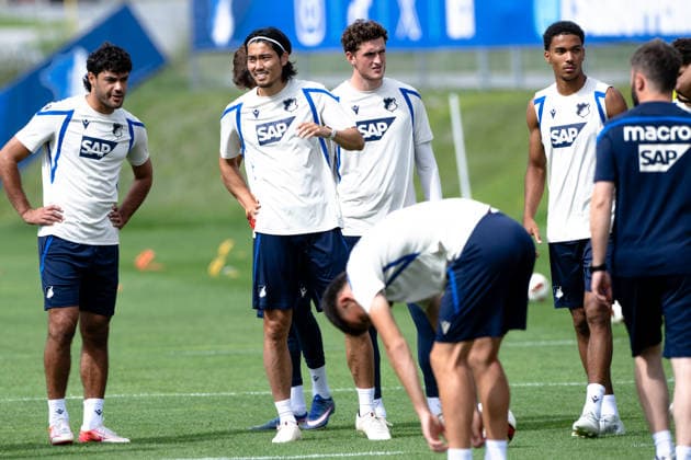 Koki Machida, (TSG Hoffenheim, 28) ,2.v.l., ist mittlerweile aus der Verletzungspause zurück, neben ihm Ozan Kabak, (TSG Hoffenheim, 05, TSG Hoffenheim, Fussball, Trainingslager, Saison Vorbereitung, Saison 2026 2027, GER, 06.08.2026, Eibner-Pressefoto Andreas Ulmer TSG Hoffenheim, Fussball, Trainingslager, Saison Vorbereitung, Saison 2026 2027, GER, 06.08.2026, Copyright: xEibner-Pressefoto AndreasxUlmerx EP_AUR