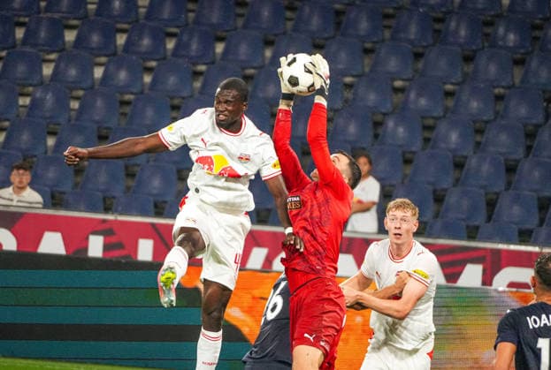Fussball: Österreich: UEFA Europa League Qualifikation 2026 2027 - 3. Runde, 06.08.2026 - FC Red Bull Salzburg (RB, Österreich) vs. Pafos FC (Zypern) - Red Bull Arena (Wals-Siezenheim, Österreich); Radoslaw Majecki (Pafos FC) Copyright: xLukasxBierederx