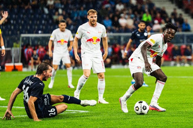 SOCCER - UEFA EL, RBS vs Pafos SALZBURG,AUSTRIA,06.AUG.26 - SOCCER - UEFA Europa League, qualification, Red Bull Salzburg vs Pafos FC. Image shows Ivan Å unjic (Pafos) and Edmund Baidoo (RBS).  GEPAxpictures xJulioxArellano