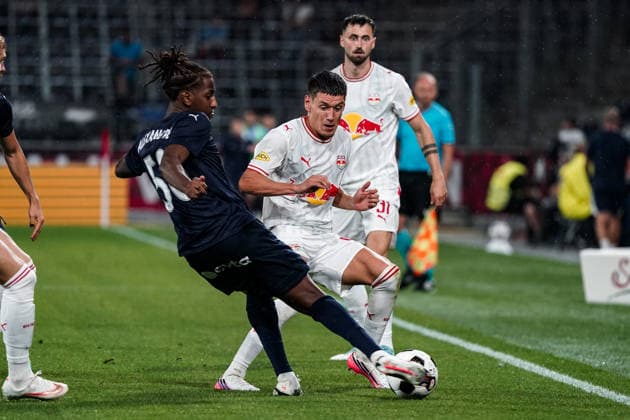 Fussball: Österreich: UEFA Europa League Qualifikation 2026 2027 - 3. Runde, 06.08.2026 - FC Red Bull Salzburg (Österreich) vs. Pafos FC (Zypern) - Red Bull Arena (Wals-Siezenheim, Österreich); Alexandre Brito (Pafos FC), Damir Redzic (FC Salzburg) Copyright: xLUKAxKOLANOVICx
