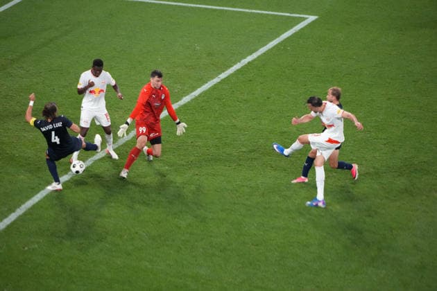 Fussball: Österreich: UEFA Europa League Qualifikation 2026 2027 - 3. Runde, 06.08.2026 - FC Red Bull Salzburg (RB, Österreich) vs. Pafos FC (Zypern) - Red Bull Arena (Wals-Siezenheim, Österreich); Haris Tabakovic (FC Red Bull Salzburg) mit dem Schuss zum 1:0 - Tor Copyright: xLukasxBierederx