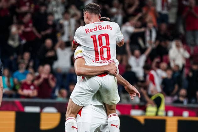 Fussball: Österreich: UEFA Europa League Qualifikation 2026 2027 - 3. Runde, 06.08.2026 - FC Red Bull Salzburg (Österreich) vs. Pafos FC (Zypern) - Red Bull Arena (Wals-Siezenheim, Österreich); Niklas Veratschnig (FC Salzburg) bejubelt das Tor von Haris Tabakovic (FC Salzburg) zum 1-0 Copyright: xLUKAxKOLANOVICx